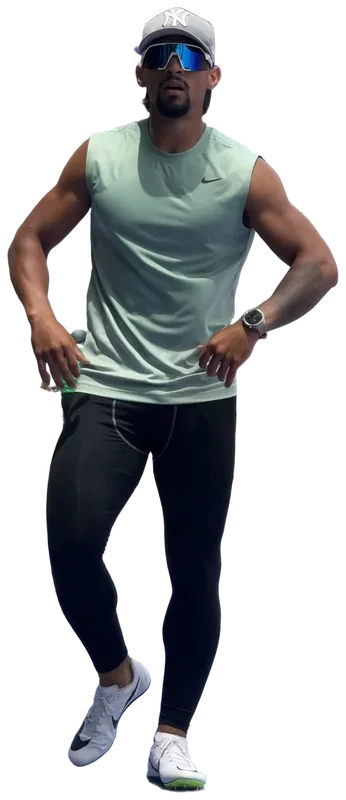 Eros de pie en la pista, manos en la cintura, con camiseta deportiva y gafas